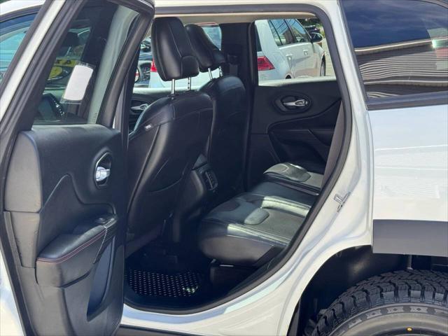 Photo of 2016 Bright White Clearcoat Jeep Cherokee