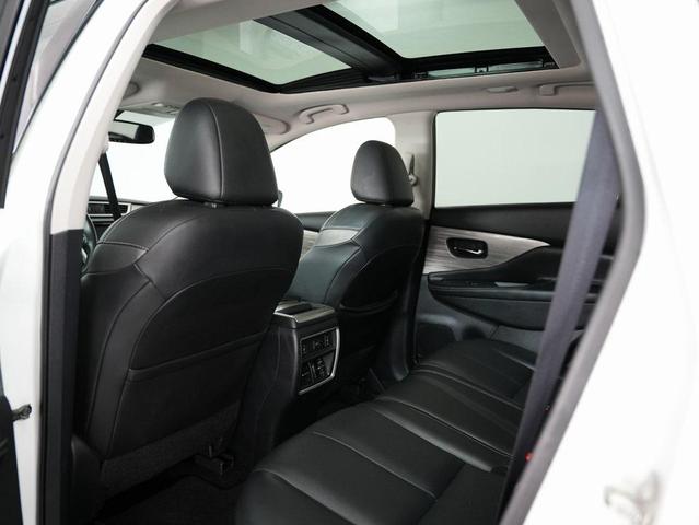 Photo of 2018 Pearl White Nissan Murano