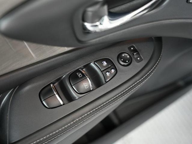 Photo of 2018 Pearl White Nissan Murano