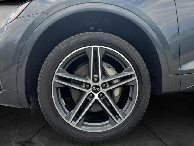 Photo of 2023 Daytona Gray Pearl Audi Q5 e