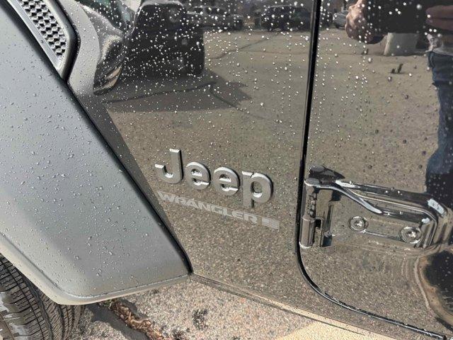 Photo of 2025 Black Clearcoat Jeep Wrangler