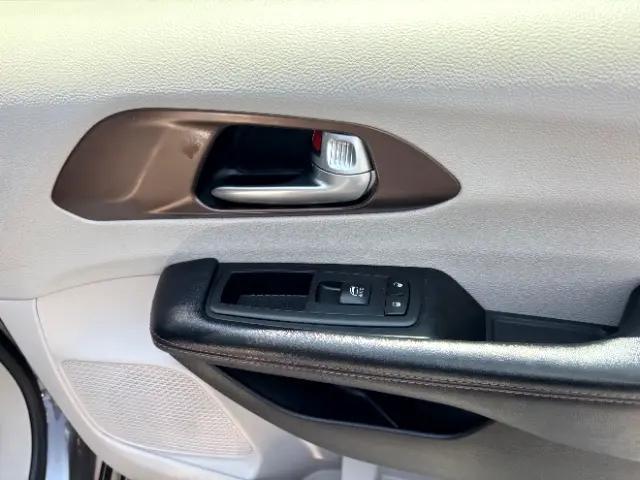 Photo of 2017 Granite Crystal Metallic Clearcoat Chrysler Pacifica