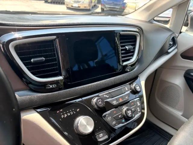 Photo of 2017 Granite Crystal Metallic Clearcoat Chrysler Pacifica