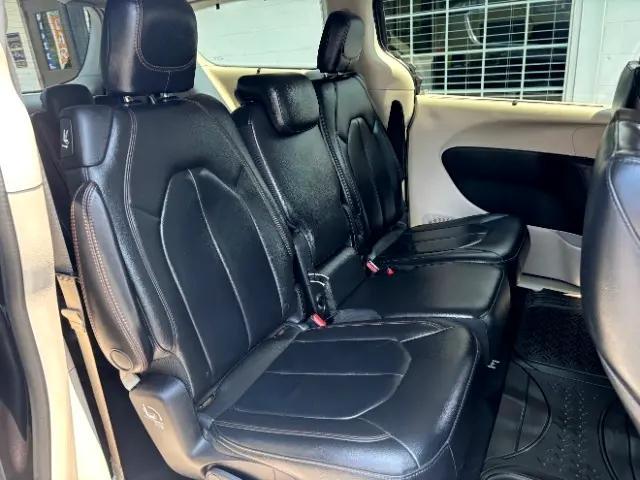 Photo of 2017 Granite Crystal Metallic Clearcoat Chrysler Pacifica
