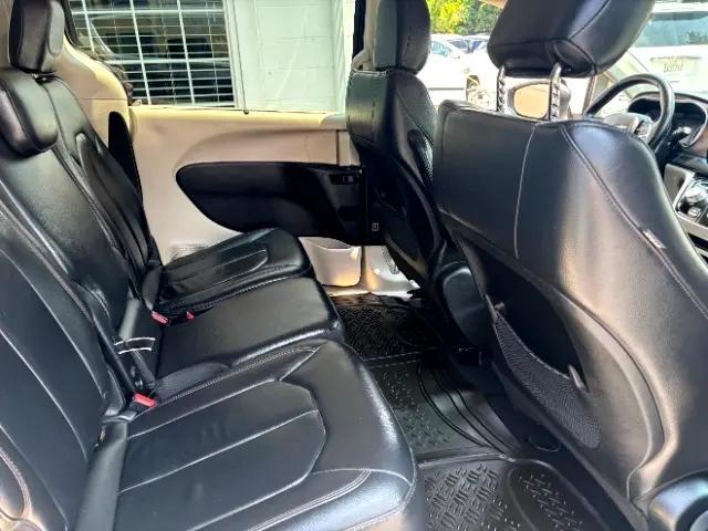 Photo of 2017 Granite Crystal Metallic Clearcoat Chrysler Pacifica