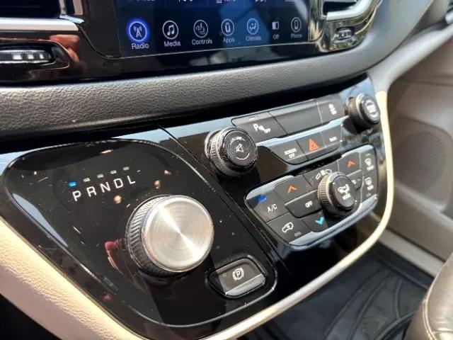 Photo of 2017 Granite Crystal Metallic Clearcoat Chrysler Pacifica