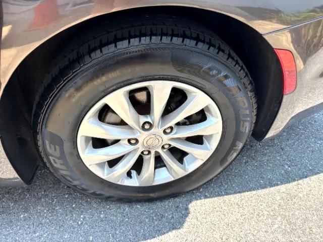 Photo of 2017 Granite Crystal Metallic Clearcoat Chrysler Pacifica
