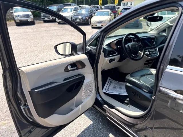 Photo of 2017 Granite Crystal Metallic Clearcoat Chrysler Pacifica
