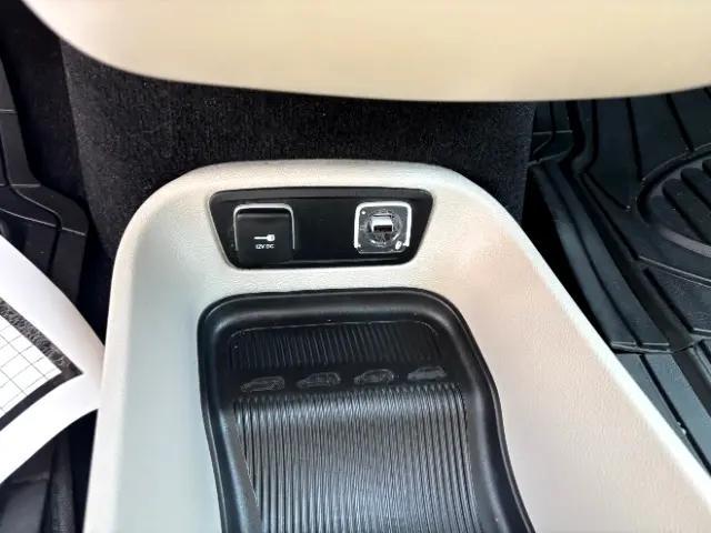 Photo of 2017 Granite Crystal Metallic Clearcoat Chrysler Pacifica