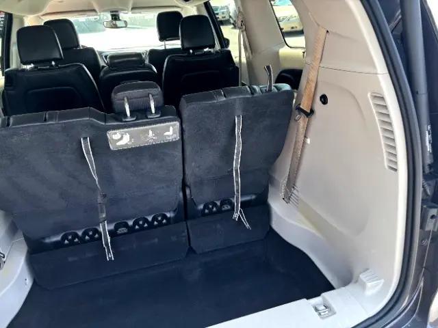 Photo of 2017 Granite Crystal Metallic Clearcoat Chrysler Pacifica