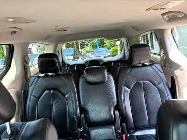Photo of 2017 Granite Crystal Metallic Clearcoat Chrysler Pacifica
