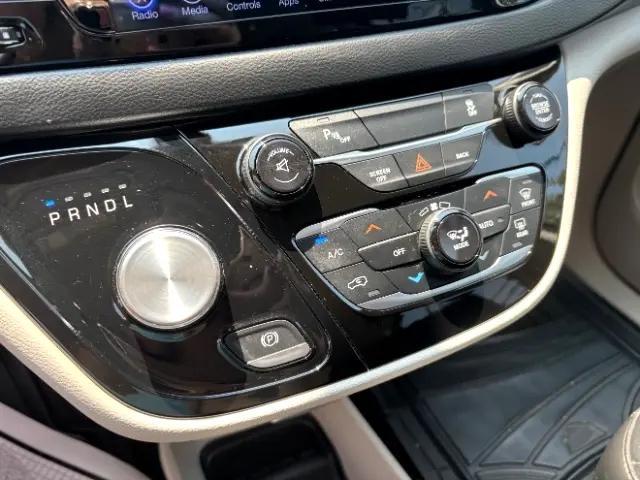 Photo of 2017 Granite Crystal Metallic Clearcoat Chrysler Pacifica
