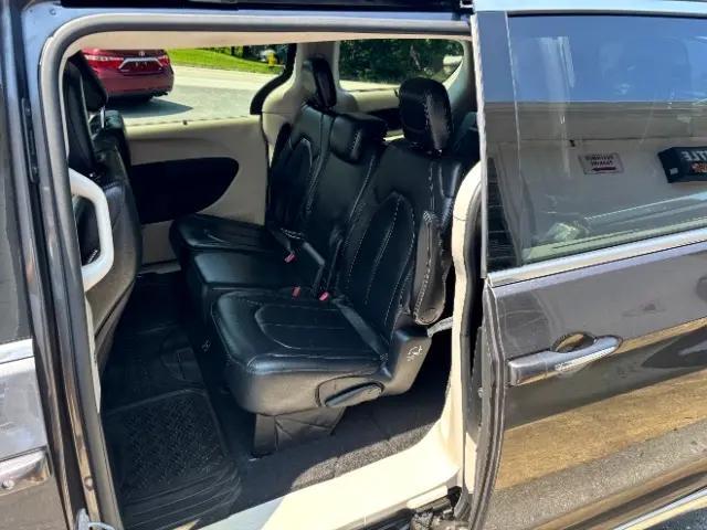 Photo of 2017 Granite Crystal Metallic Clearcoat Chrysler Pacifica