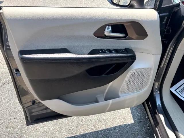 Photo of 2017 Granite Crystal Metallic Clearcoat Chrysler Pacifica