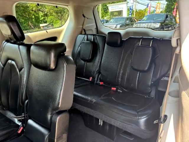 Photo of 2017 Granite Crystal Metallic Clearcoat Chrysler Pacifica
