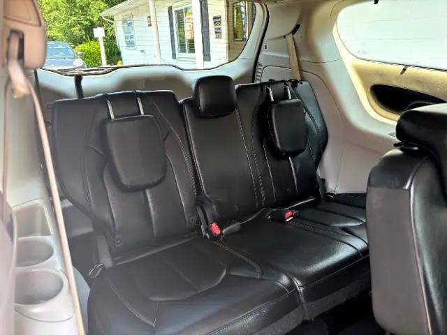 Photo of 2017 Granite Crystal Metallic Clearcoat Chrysler Pacifica