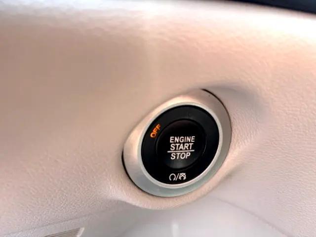 Photo of 2017 Granite Crystal Metallic Clearcoat Chrysler Pacifica