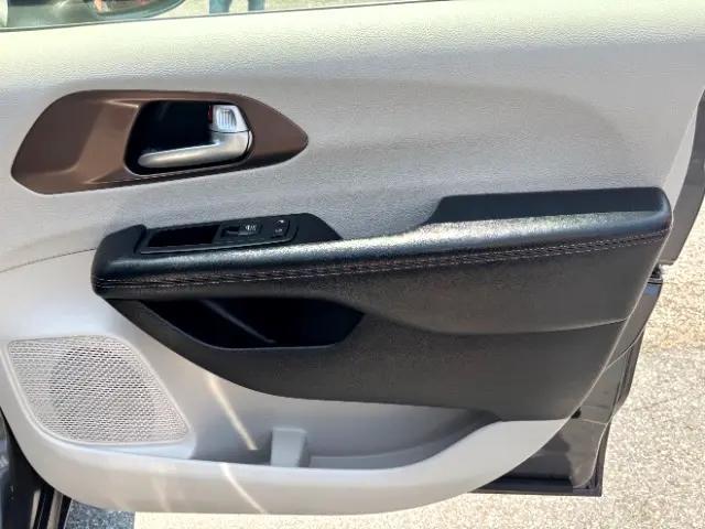 Photo of 2017 Granite Crystal Metallic Clearcoat Chrysler Pacifica