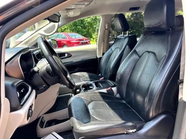 Photo of 2017 Granite Crystal Metallic Clearcoat Chrysler Pacifica