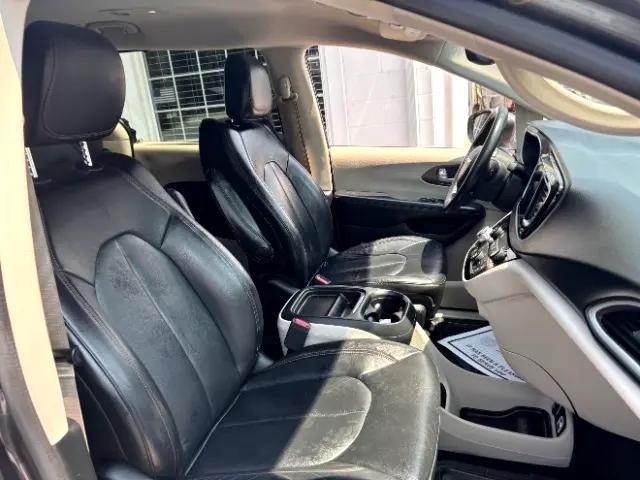 Photo of 2017 Granite Crystal Metallic Clearcoat Chrysler Pacifica
