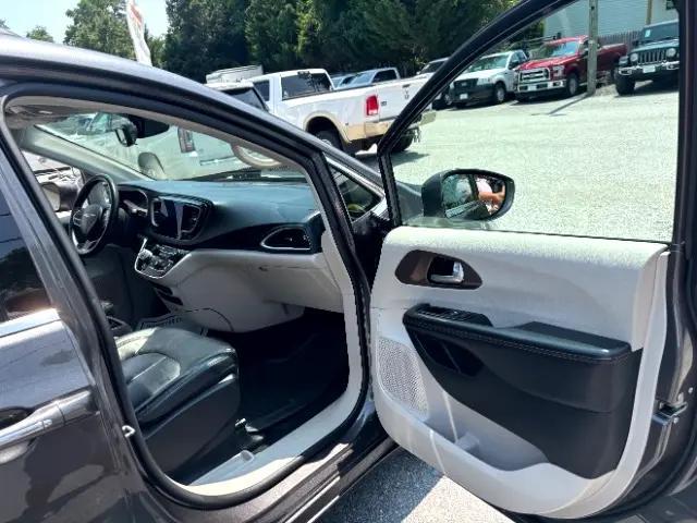 Photo of 2017 Granite Crystal Metallic Clearcoat Chrysler Pacifica