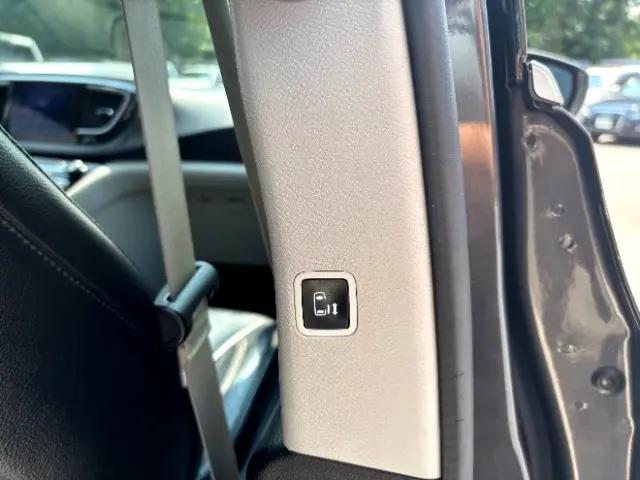 Photo of 2017 Granite Crystal Metallic Clearcoat Chrysler Pacifica