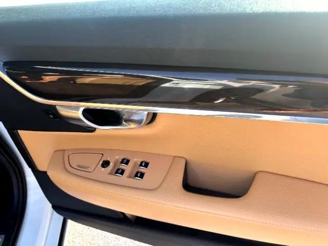Photo of 2018 Crystal White Pearl Metallic Volvo S90