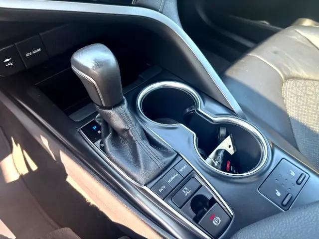 Photo of 2019 Wind Chill Pearl/Midnight Black Metallic Toyota Camry