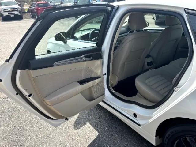 Photo of 2018 Oxford White Ford Fusion