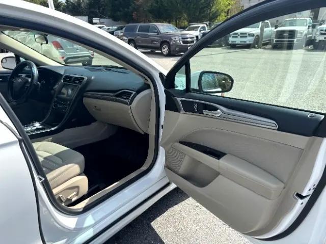 Photo of 2018 Oxford White Ford Fusion