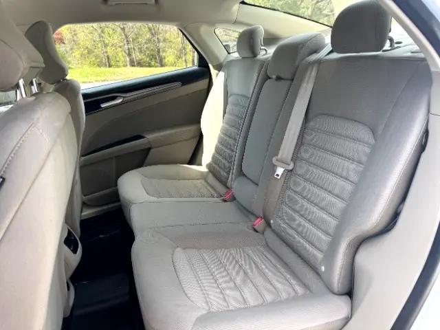 Photo of 2018 Oxford White Ford Fusion