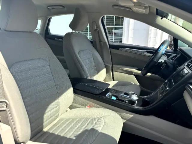 Photo of 2018 Oxford White Ford Fusion