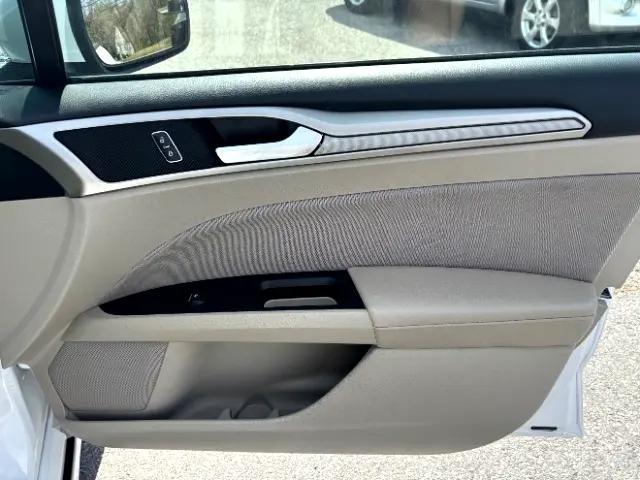 Photo of 2018 Oxford White Ford Fusion