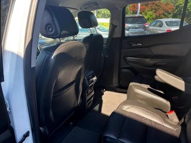 Photo of 2019 White Frost Tricoat GMC Acadia