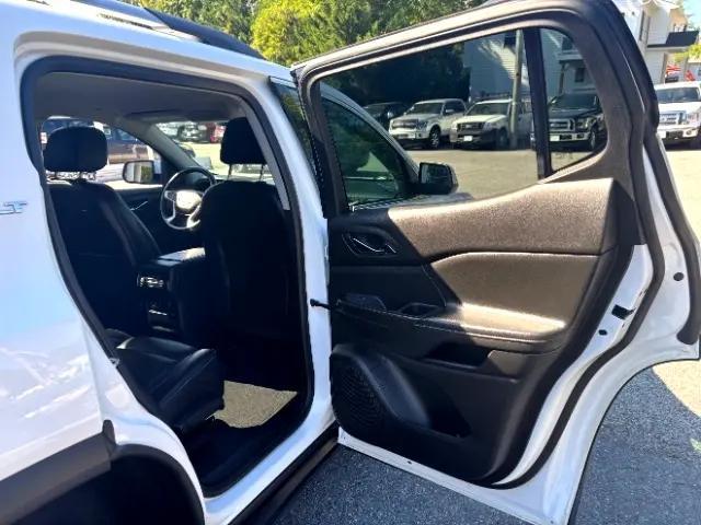 Photo of 2019 White Frost Tricoat GMC Acadia