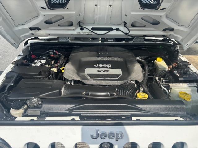 Photo of 2014 Bright White Clearcoat Jeep Wrangler Unlimited