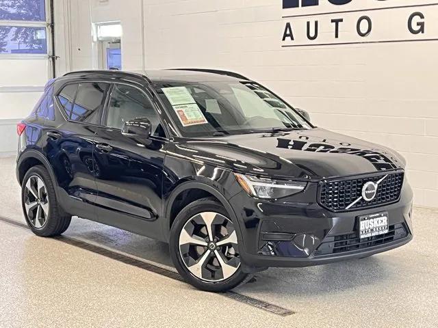 Photo of 2024 Onyx Black Metallic Volvo XC40