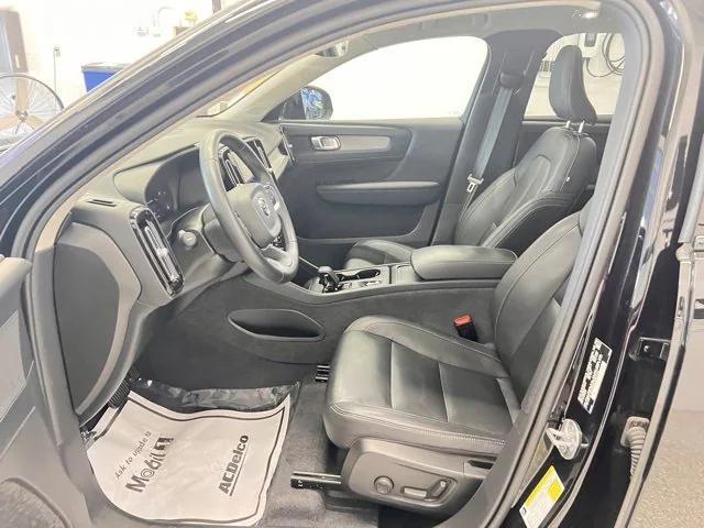 Photo of 2024 Onyx Black Metallic Volvo XC40