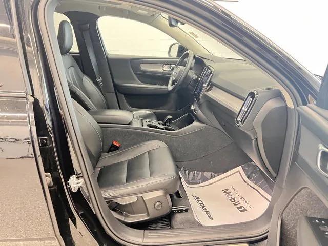 Photo of 2024 Onyx Black Metallic Volvo XC40