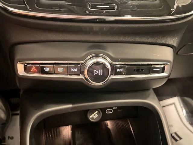 Photo of 2024 Onyx Black Metallic Volvo XC40