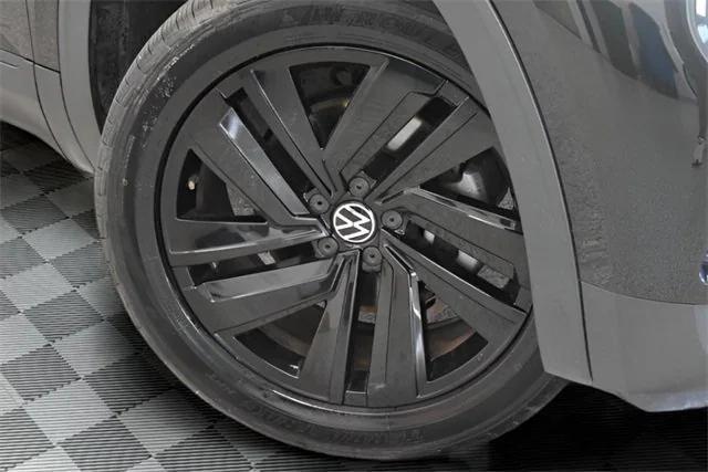Photo of 2021 Deep Black Pearl Effect Volkswagen Atlas Cross Sport