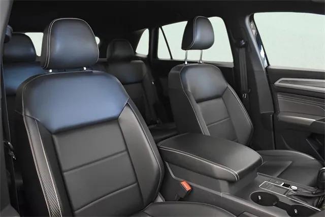 Photo of 2021 Deep Black Pearl Effect Volkswagen Atlas Cross Sport