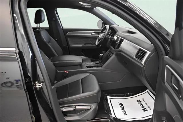 Photo of 2021 Deep Black Pearl Effect Volkswagen Atlas Cross Sport