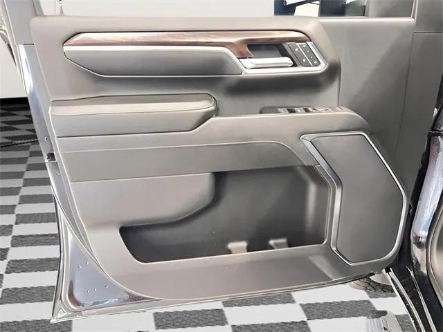Photo of 2024 Onyx Black GMC Sierra 2500