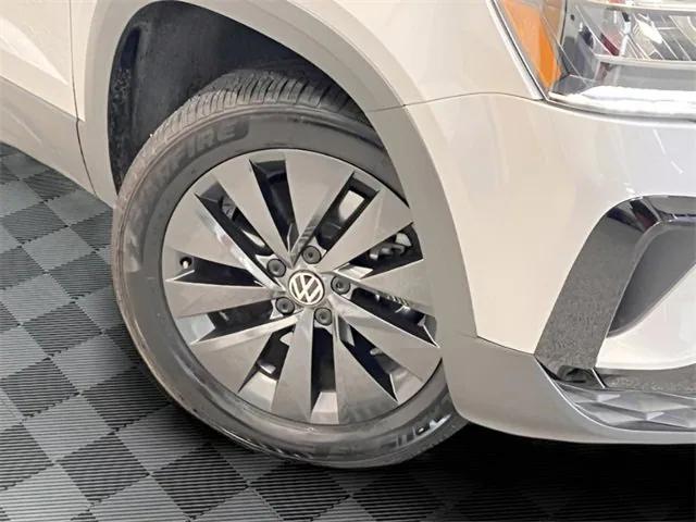 Photo of 2024 Pyrite Silver Metallic Volkswagen Taos