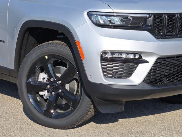 Photo of 2025 Silver Zynith Jeep Grand Cherokee