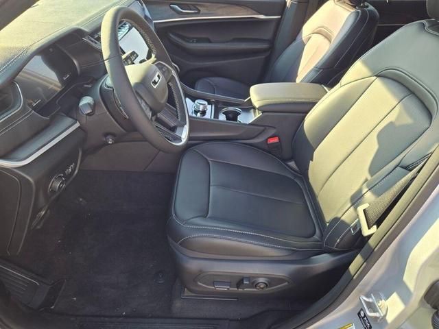 Photo of 2025 Silver Zynith Jeep Grand Cherokee