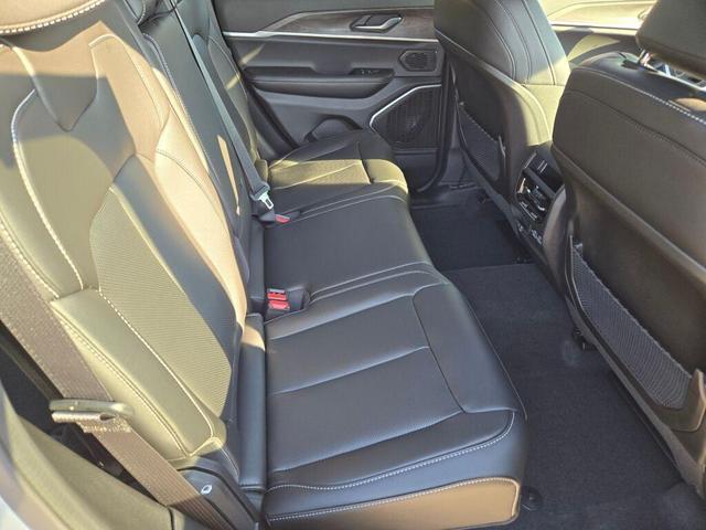Photo of 2025 Silver Zynith Jeep Grand Cherokee