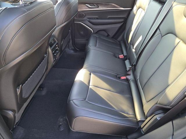 Photo of 2025 Silver Zynith Jeep Grand Cherokee