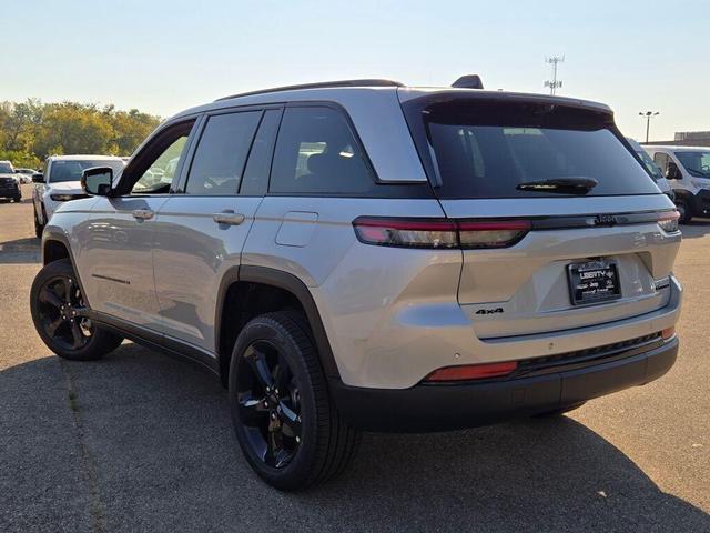 Photo of 2025 Silver Zynith Jeep Grand Cherokee